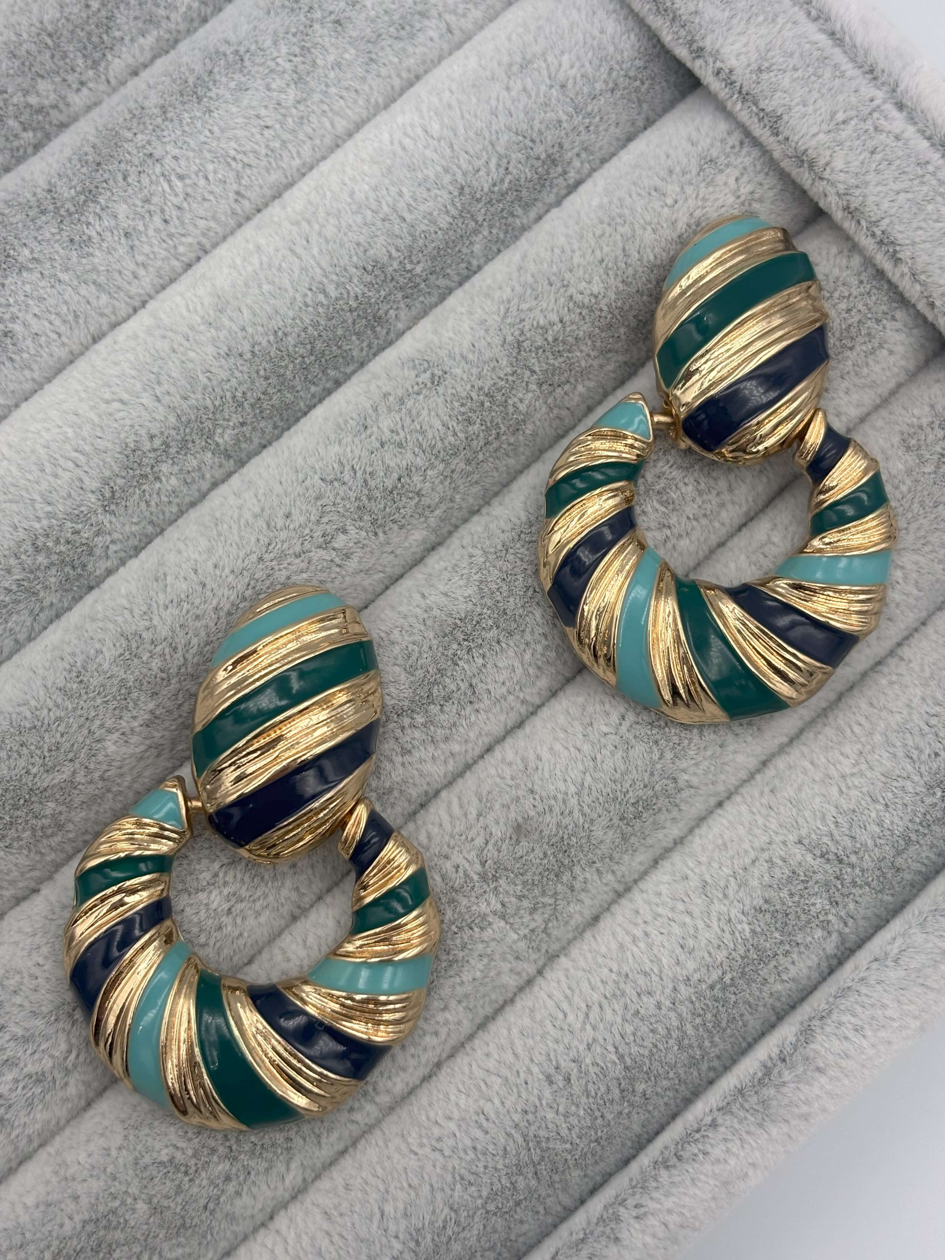 YEŞİL RENKLİ SALLANTILI KÜPE