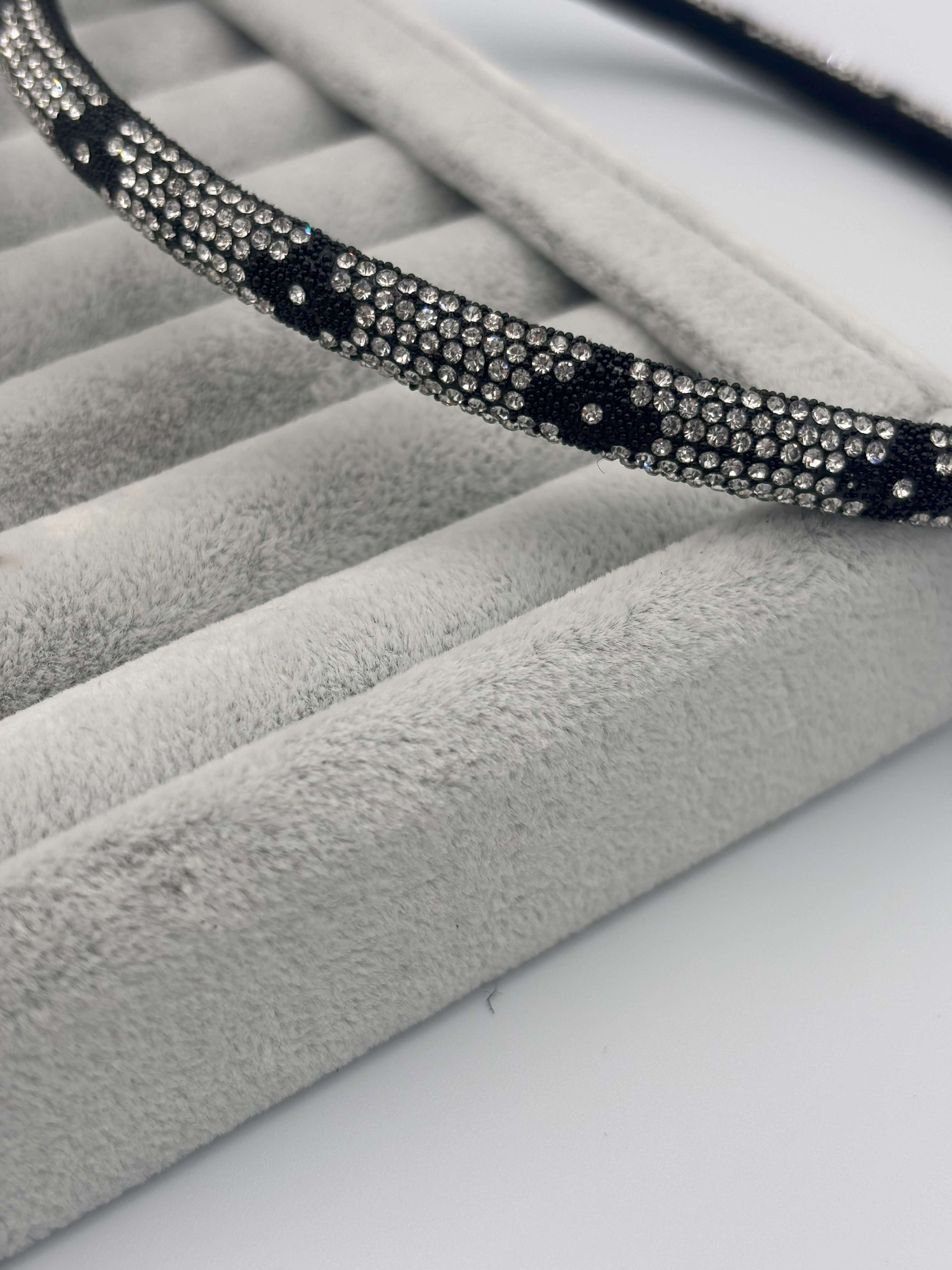 GÖMME TAŞLI  YONCA İŞLEMELİ MIKNATISLI CHOKER KOLYE