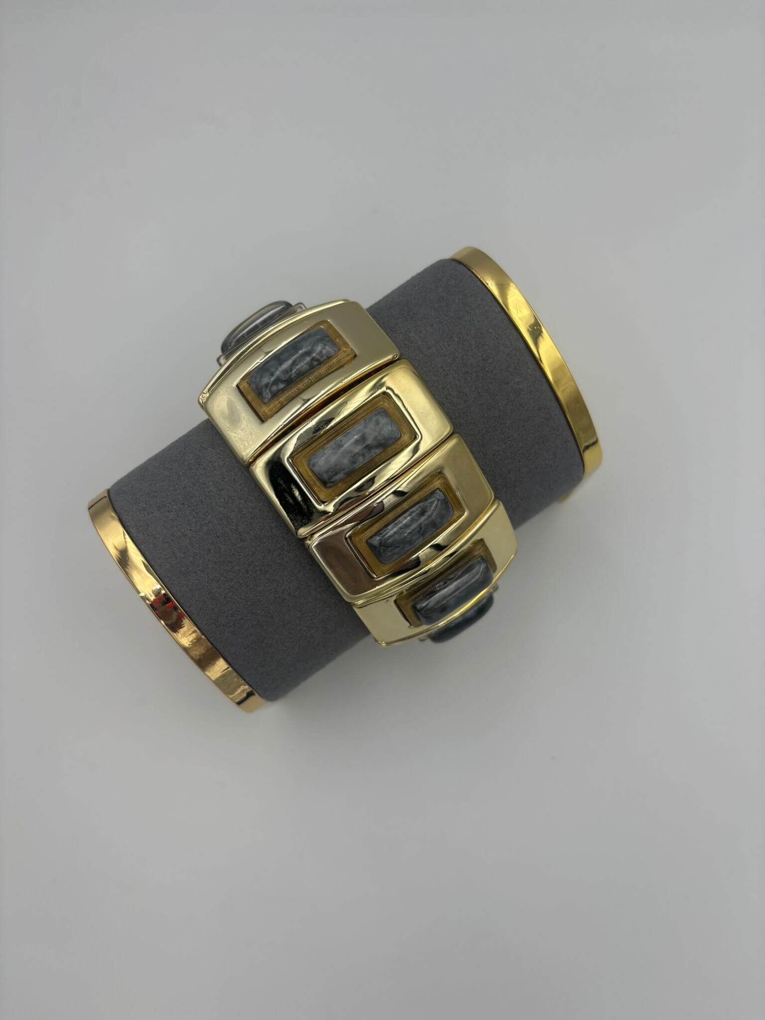 GOLD DİKDÖRTGEN PLAKA ÜZERİ GRİ KEMİK DETAYLI LASTİK BİLEKLİK